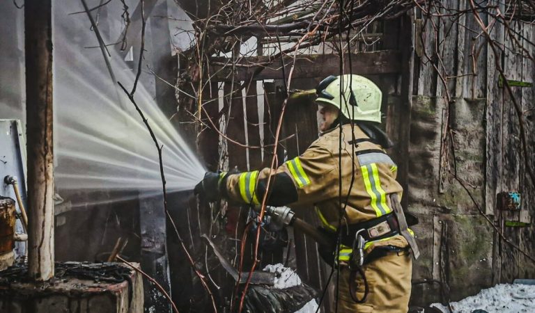 Вогнеборці в Харкові врятували літню жінку під час пожежі