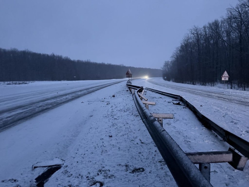 Працівники підрядної організації готують місце ремонту
