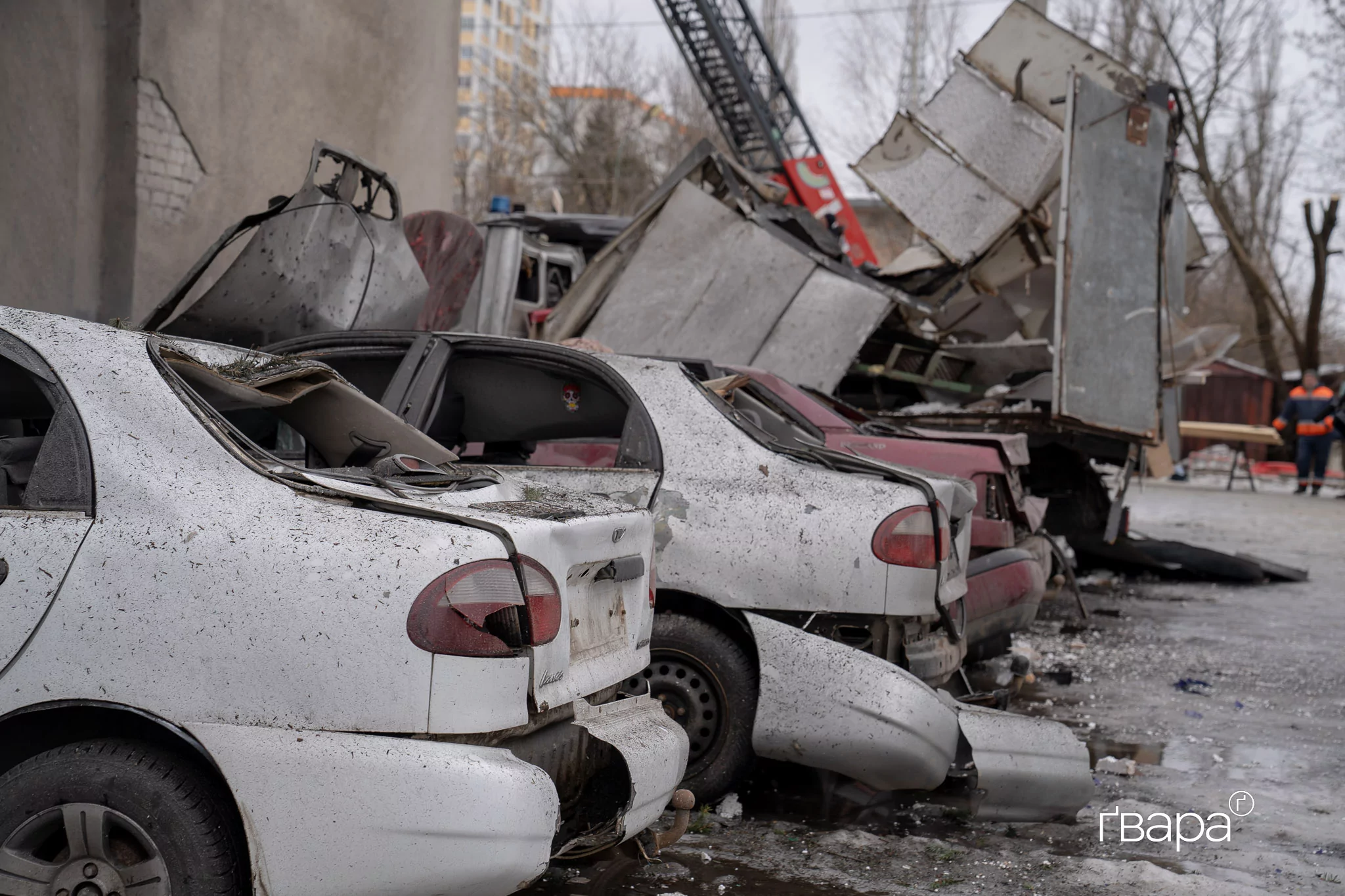 Пошкоджений міський простір після обстрілу