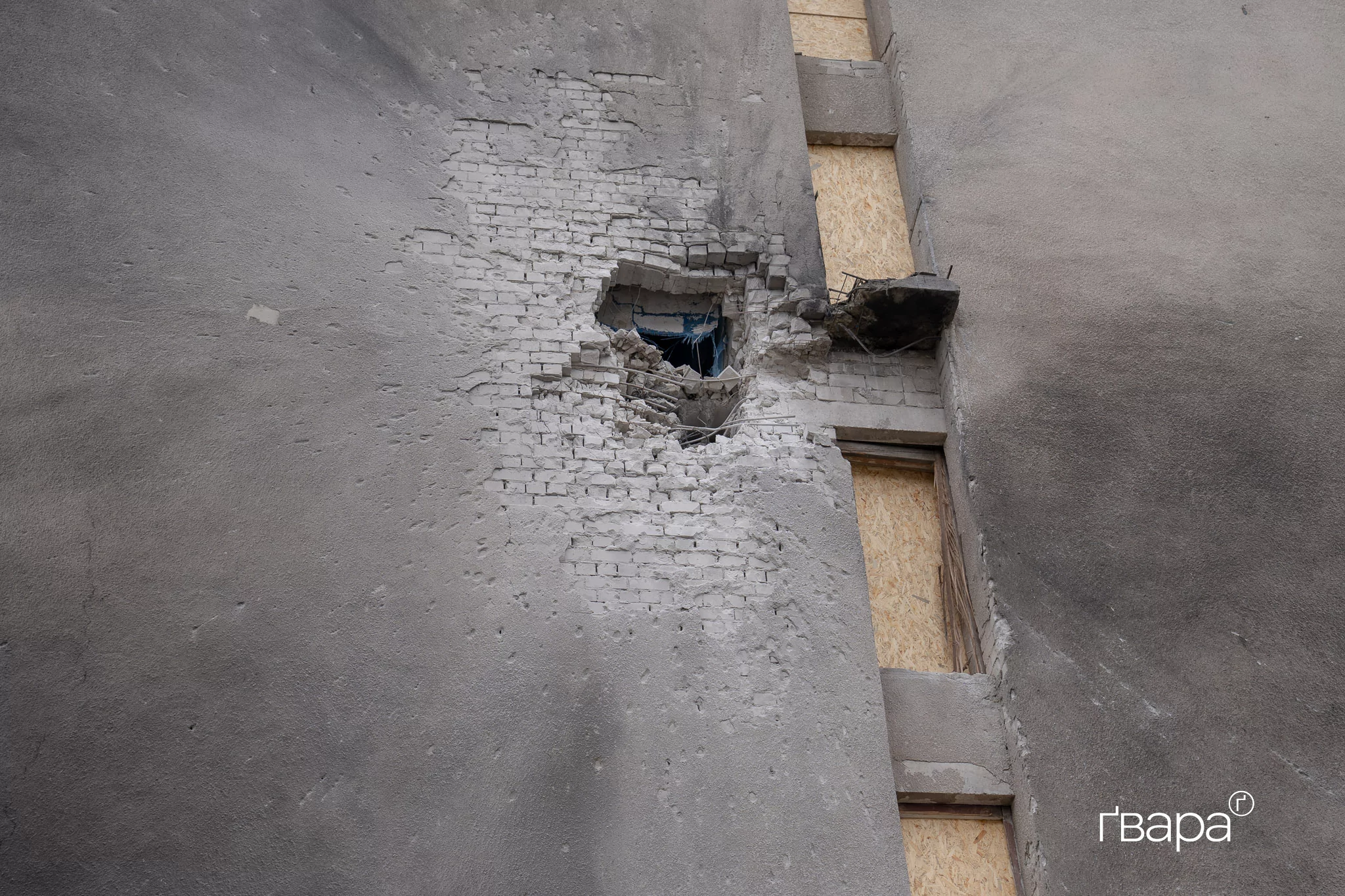 Пошкоджені будівлі після обстрілу