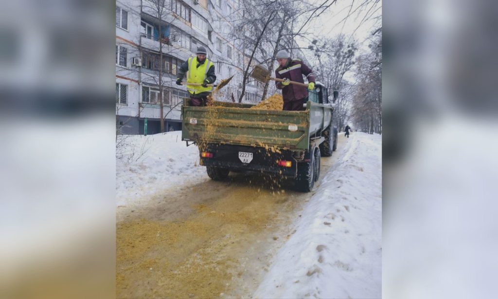 Комунальники працюють на розчищенні льоду у дворі