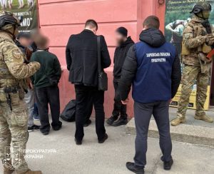 У Харкові підозрюють бармена, який обіцяв чоловікові організувати «квиток» до Румунії