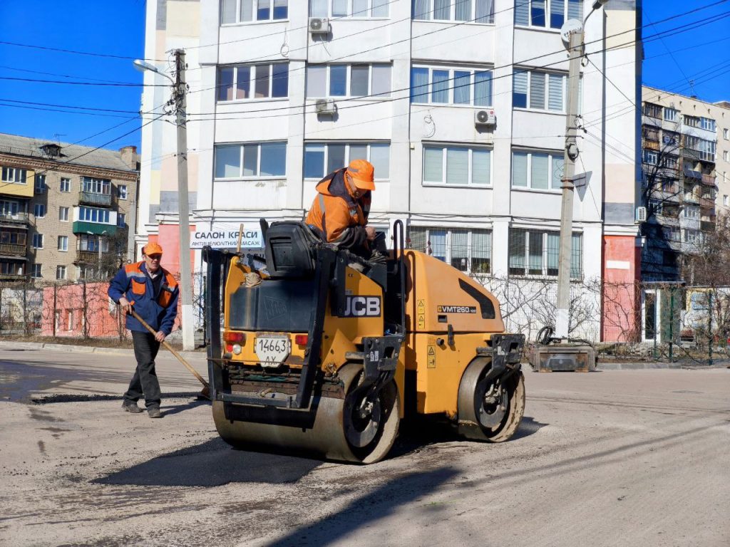 дороги ремонтируют в Харькове