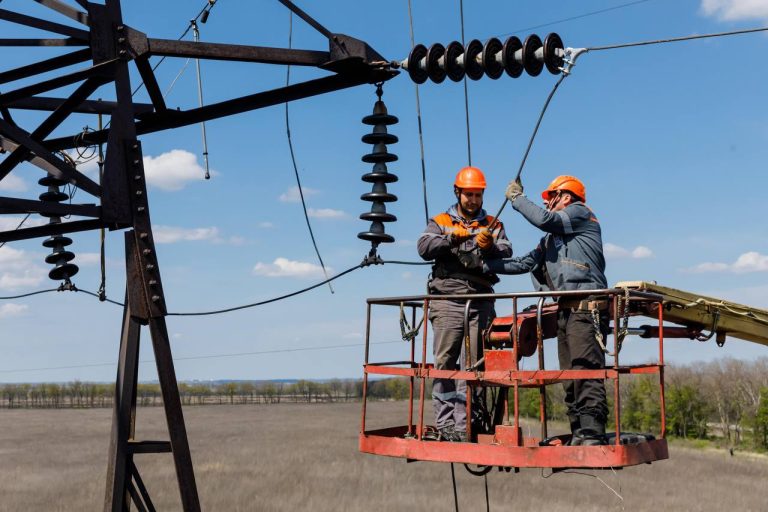 Енергетики на Харківщині відновили електропостачання 1400 споживачам