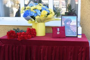 У Харкові встановили меморіальну дошку на честь загиблого воїна Артема Кучерявенка