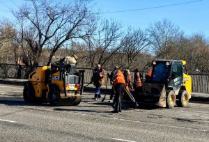 Де в Харкові відновлюють дороги після зими: фотозвіт з місць робіт