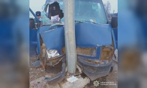 Трагічна ДТП на Харківщині: автівка в’їхала в електроопору, водій загинув (фото)