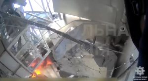 Поліція опублікувала відео перших хвилин після удару РФ по підприємству в Харкові