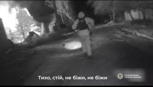 Дрон влучив у будинок у Чугуєві — поліція оприлюднила кадри порятунку мешканців 📹