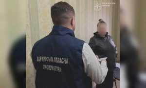 Прокуратура: на Харківщині жінка вимагала гроші від постраждалого військового