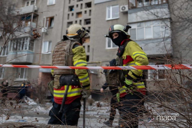 Під час нічної атаки в Харкові пошкоджено щонайменше 30 будівель