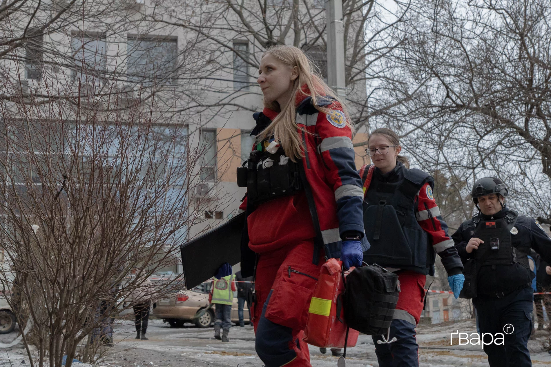 Екстрені служби на місці влучання БпЛА у Шевченківському районі Харкова, 2 березня 2026 року
