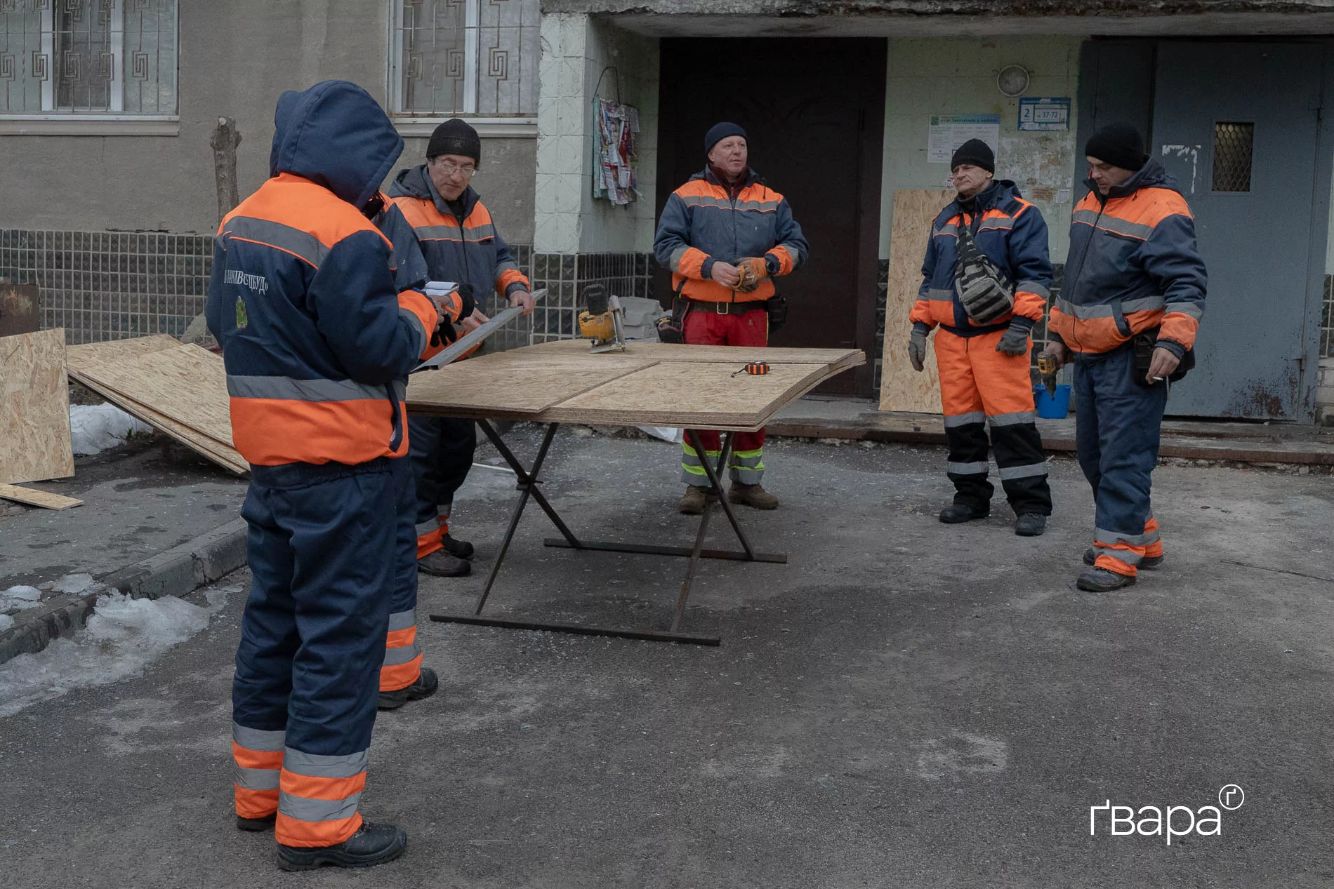 Комунальники на місці влучання БпЛА у Шевченківському районі Харкова