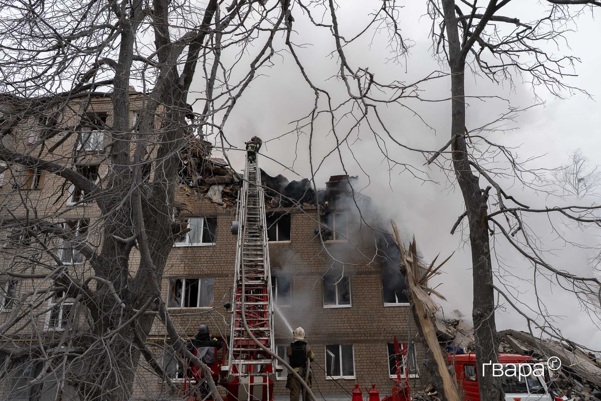 П'ятиповерховий будинок, пошкоджений російським обстрілом в ніч на 7 березня, 2026. Один з під'їздів повністю зруйновано. / Фото: Ґвара Медіа, Сергій Прокопенко