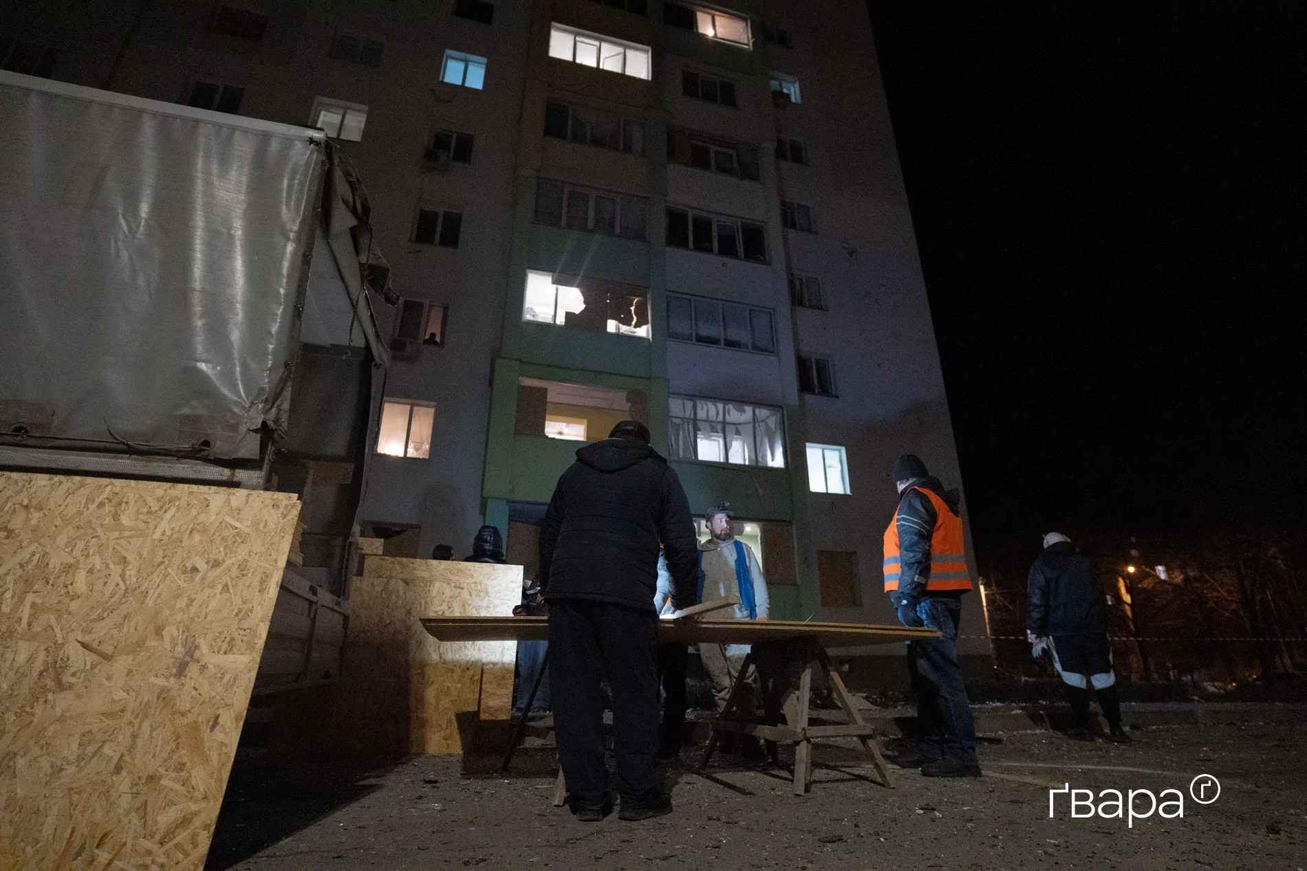 відновлювальні роботи на місці удару