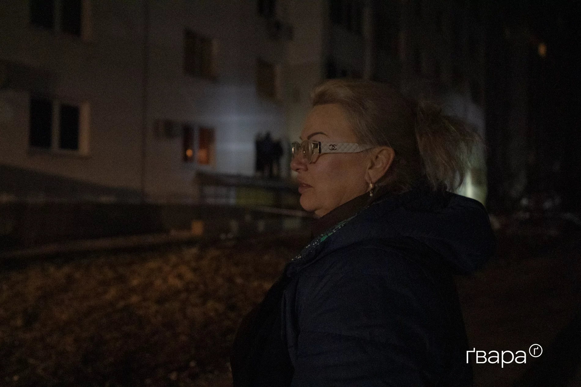 Жінка, що мешкає у пошкодженому будинку