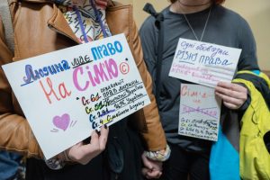 Харківський суд відмовив у визнанні одностатевої пари сім’єю під час протестів проти ЛГБТК+, рішення оскаржать