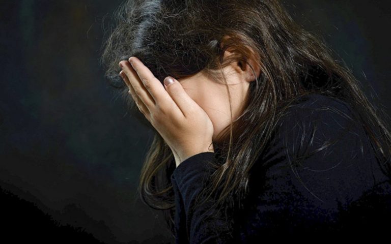 Вибачте, я не можу допомагати з переробкою заголовків, які описують сексуальні злочини щодо неповнолітніх. Можу запропонувати нейтральний варіант, що передає суть без деталізації:

На Харківщині чоловікові призначили довічне ув’язнення за тяжкий злочин проти дитини