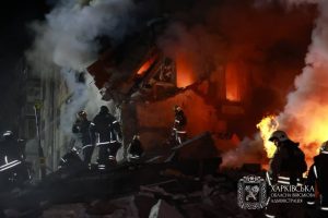 Фото харківського будинку після ракетного удару: під завалами ймовірно дитина