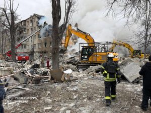 У Харкові тривають пошуково-рятувальні роботи на місці влучення