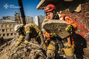 Під час розбирання завалів у Харкові в п’ятиповерхівці виявлено тіла (відео)