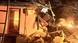 У Чугуєві російський безпілотник влучив у житловий будинок, є загиблий і поранені