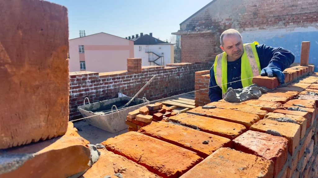 Фахівці відновлюють несучі конструкції триповерхового будинку у Харкові