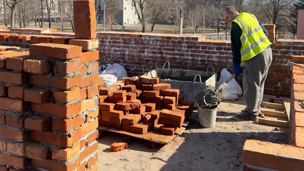 Роботи з відновлення фасаду та інфраструктури будинку в Харкові