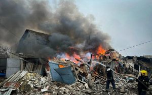 Рятувальники ДСНС оприлюднили кадри руйнувань після ранкового удару по Чугуєву