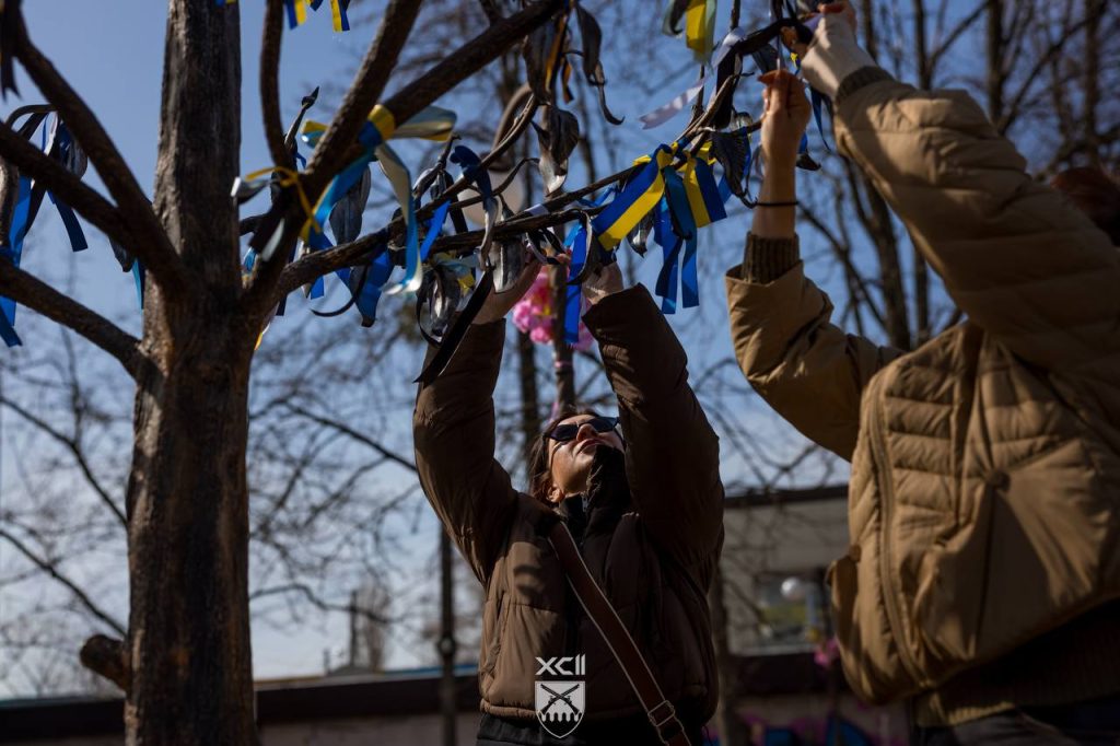Дерево надії, родичі пов'язують стрічки