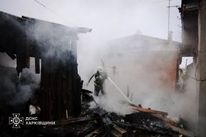 У приватному секторі Харкова вранці виникла масштабна пожежа (відео)