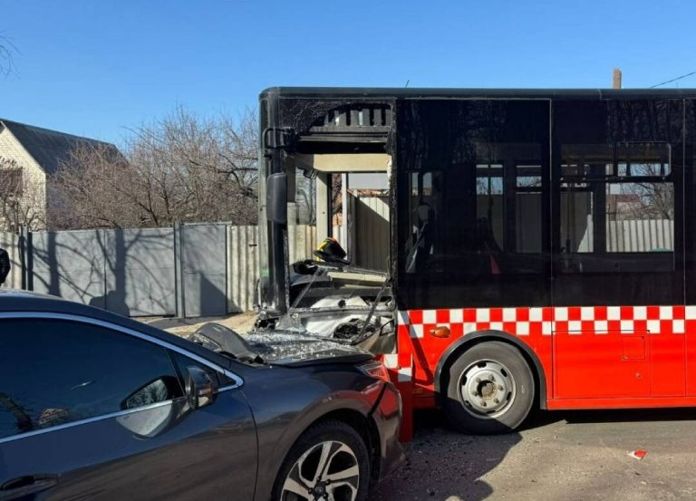У Харкові ДТП за участі автобуса та легкового авто: одна постраждала
