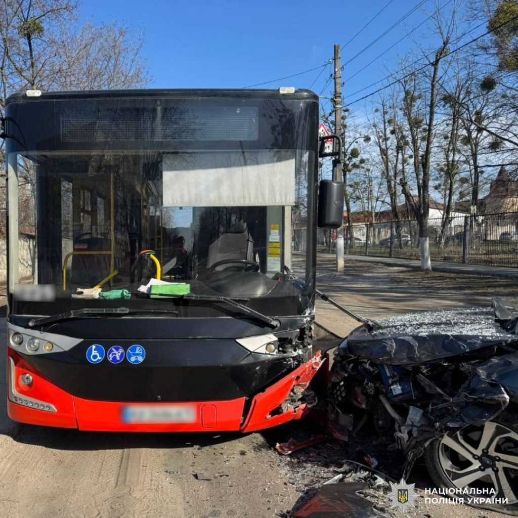 Автомобіль після зіткнення з маршрутним автобусом