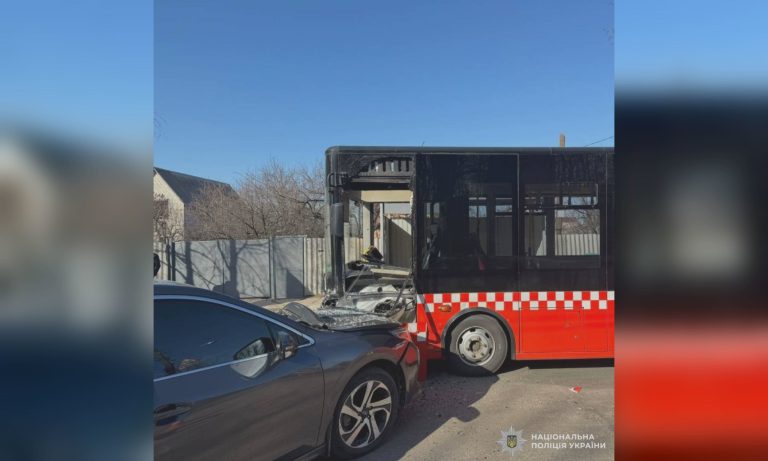 У Харкові водійка виїхала на зустрічну і протаранила маршрутний автобус 📷