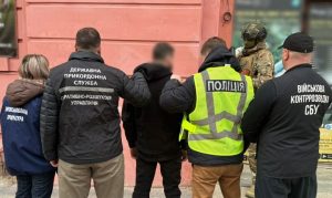 Житель Харкова підозрюється в організації незаконного перетину кордону для військовозобов’язаного