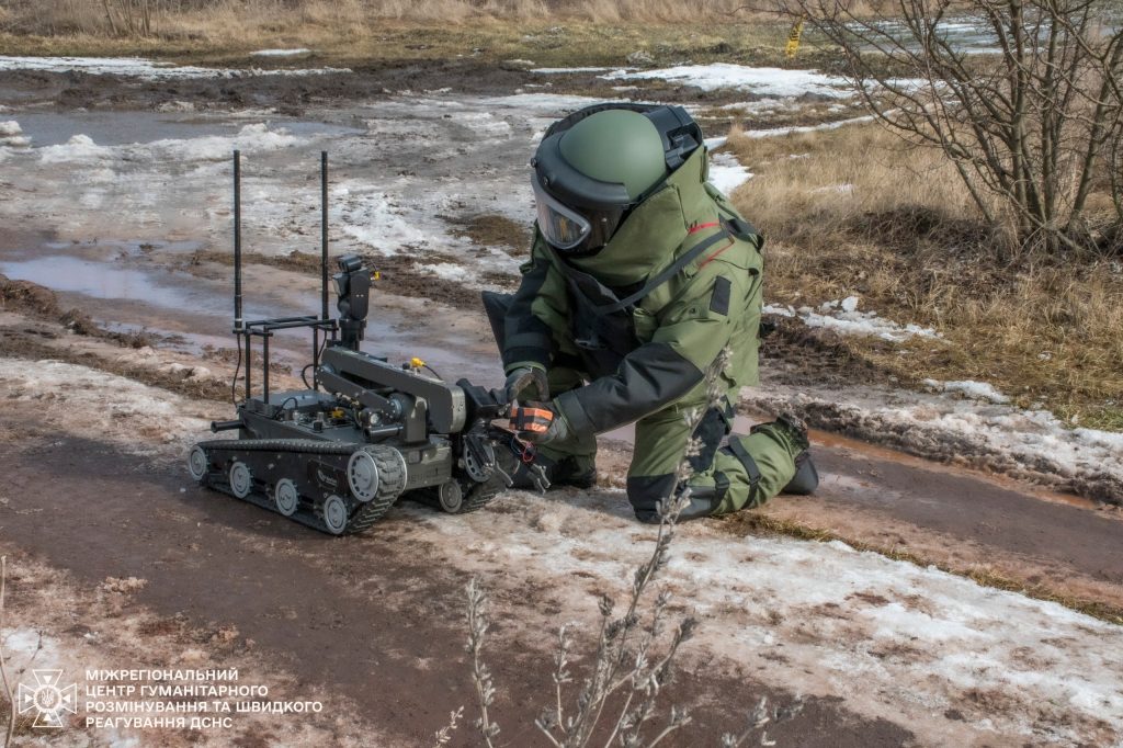 Піротехнік у захисному костюмі типу EOD-9