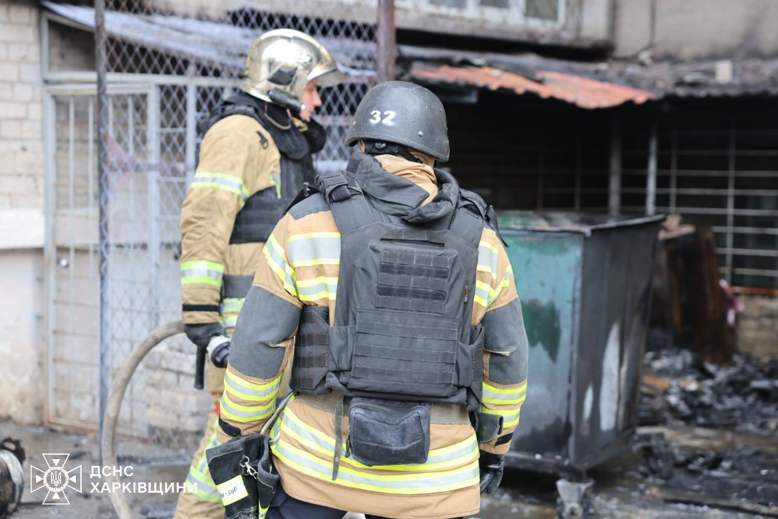 Рятувальники ліквідовують пожежу після атаки дронів