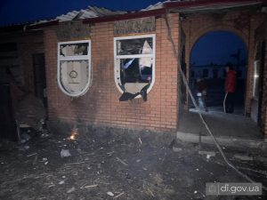 На Харківщині FPV-дрон влучив у магазин — двоє людей поранені