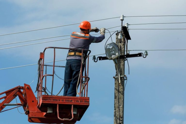 Ворожий БпЛА влучив у службовий автомобіль енергетиків на Харківщині
