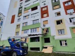 Фотозвіт із відновлення та ремонту багатоповерхівок Харкова — що вже зроблено