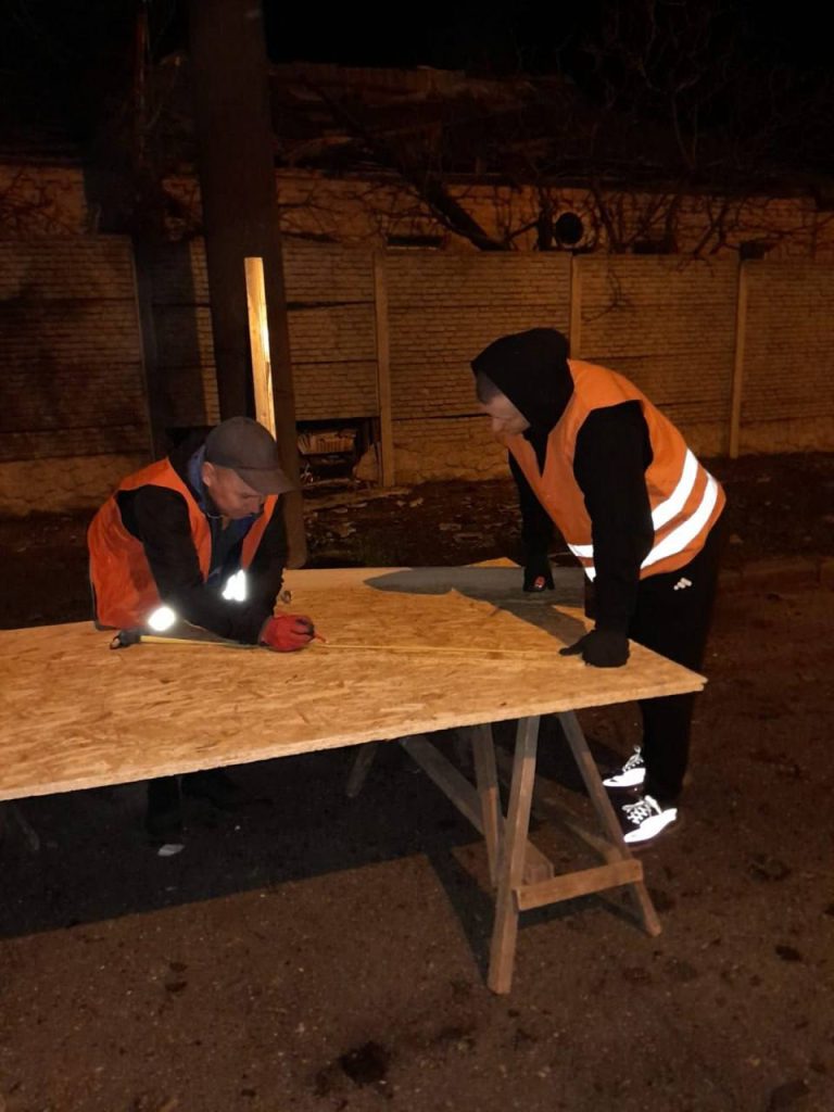 Комунальники ліквідують наслідки обстрілів у Харкові 16 квітня