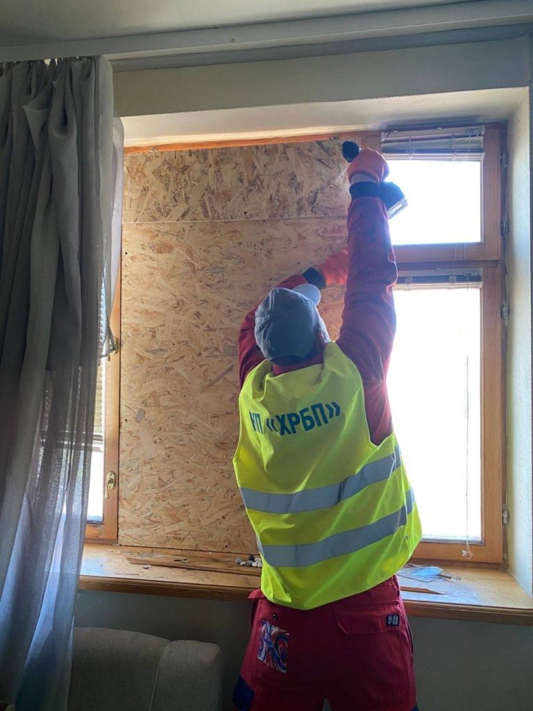 Комунальники ліквідують наслідки обстрілів у Харкові 16 квітня