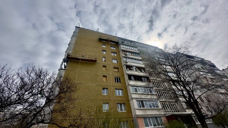 Який наразі прогрес відновлення будинку на вулиці Соборності України в Харкові (фото)