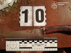 Прокуратура: у Харкові літня жінка напала з ножем на незнайомців