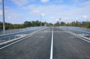 В Ізюмі транспорт знову курсує через тимчасову переправу