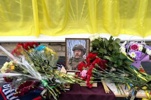 У Харкові встановили меморіальну дошку на честь загиблого оператора БПЛА Сергія Єчіна