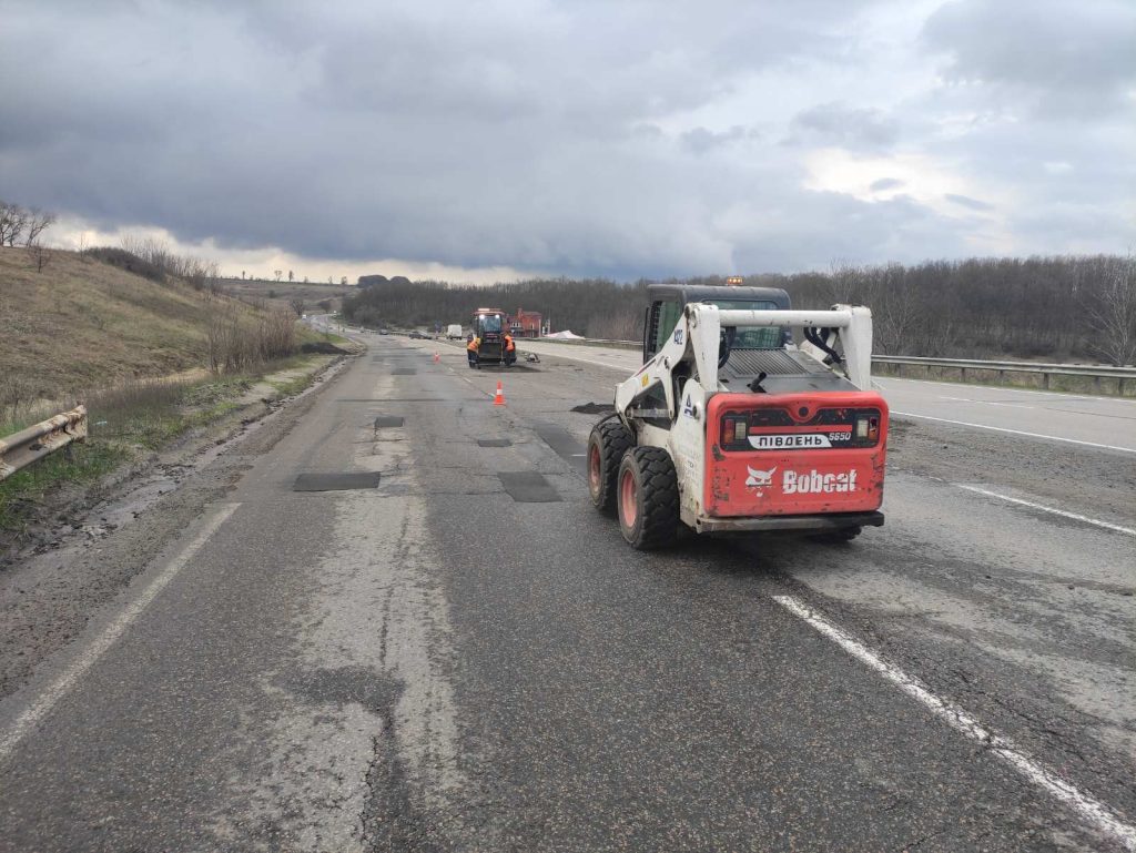 Ремонти дороги біля селища