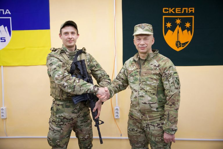 Сирський відзначив харківського бійця, який врятував побратима ціною життя