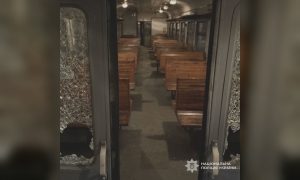 На Харківщині поліція повідомила про двох п’яних чоловіків, які розбили вікна електрички (фото)