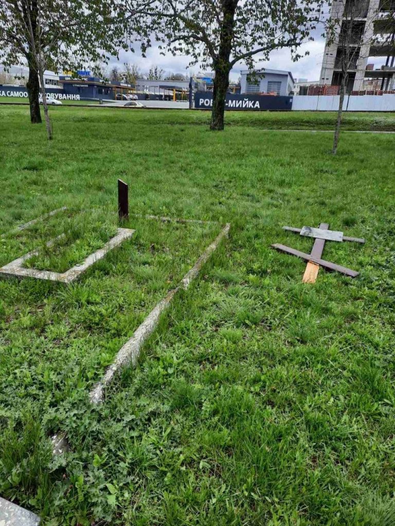 вандали пошкодили хрести на могилах у Харкові